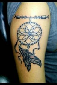 O braço da garota no esboço preto e cinza criativo literário estético sonho apanhador tatuagem imagens