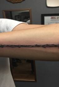 黒のスケッチの創造的な繊細な矢印のタトゥー画像に男の子の腕
