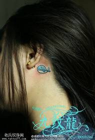 Delfin tatoveringsmønster bag øret