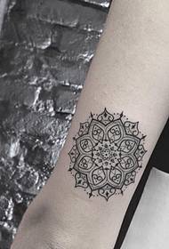 Geweldige geometrische lijntatoegering en tattoo met hondensteek