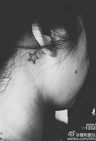 Kvin-pintaj stelaj tatuaj ŝablonoj malantaŭ la orelo