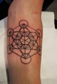 男生手臂上黑色线条素描创意几何元素纹身图片