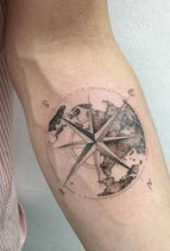 Djevojčica za ruku na crno sivoj skici bodljikavog trika kreativni kompas tetovaža slike