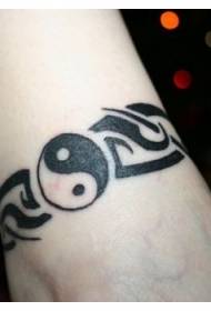 Enkel yin en yang roddel en totem enkelband tattoo patroon