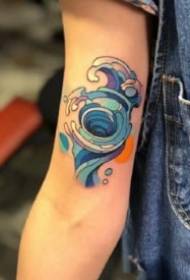 Et sett med fargerike kreative tatoveringsbilder av spraytemaet