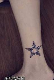 Beau tatouage étoile à cinq branches sur les pieds