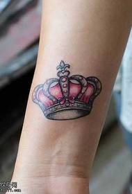 Zapešće mali uzorak svježe tetovaže krune