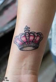 Pojno malgranda freŝa krono tatuaje mastro