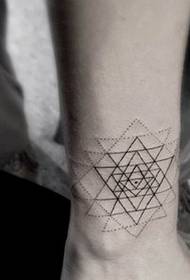 Eenvoudige en skoon geometriese tatoeëringpatroon