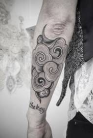 Tradicionalni set povoljnih dizajna tetovaža oblaka