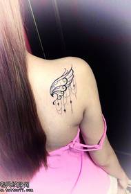 Krásný vzor tetování křídla
