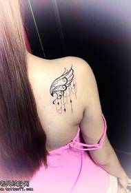 Un bellissimo disegno del tatuaggio ad ala