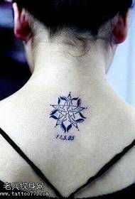 Liten färsk femstjärnig tatuering på ryggen