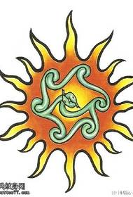 Klassinen aurinko totem-käsikirjoituksen tatuointikuvio