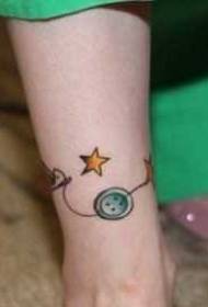 Tatuaggio a stella a cinque punte con gamba