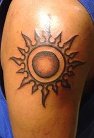 Sunčev totem uzorak tetovaže na velikoj ruci