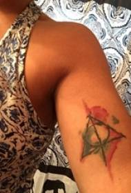 Immagine geometrica del tatuaggio dell'elemento dell'inchiostro della spruzzata di schizzo dell'acquerello dipinto braccio di schizzo