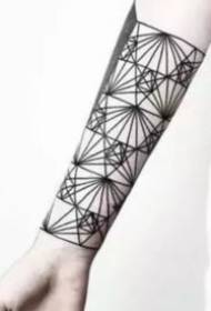 Un'ondata di eleganti linee geometriche minimaliste tatuaggio 9