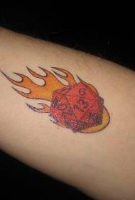 Api geometris dadu dicat pola tato di lengan