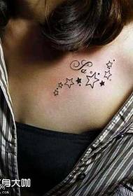 Patrón de tatuaje de cinco estrellas en el pecho