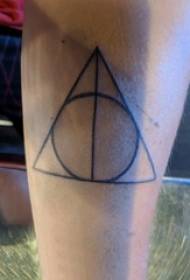 Maschera creativa del tatuaggio del triangolo dell'elemento geometrico di schizzo grigio nero