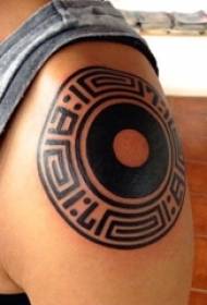 Uczeń ramiona na obrazie kreatywnych tatuaż czarny element geometryczny linii