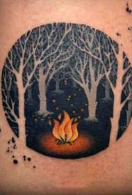 Patrón de tatuaxe de chama de bosque negro fresco redondo