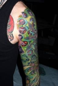 Kar színű biomechanikus mechanikus tetoválás mintával