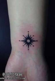 Вишуканий малюнок татуювання сонце тотем