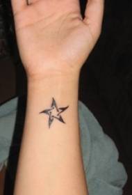 Dekličina roka na črni črti ustvarjalna literarna petokraka slika s tatoo