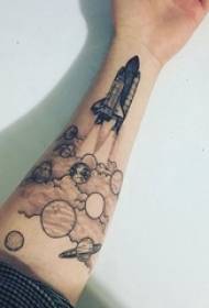Dječaci oružja na crno sivim točkama geometrijskih linija planeta i raketa tetovaža slika