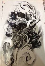 'n Europese en Amerikaanse persoonlikheid skedel tattoo manuskrippatroonfoto