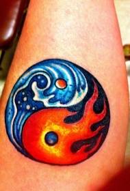 Yin ir Yang ugnies ir vandens apkalbų tatuiruotės modelis