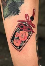 Una serie di piccoli tatuaggi freschi in stile giapponese