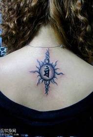 Patrón de tatuaje de tótem de sol trasero