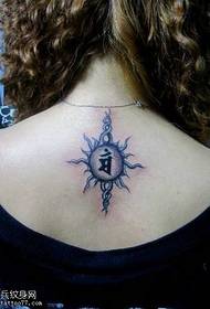 Modello di tatuaggio totem sole posteriore