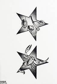 un tatuaj de stele cu cinci vârfuri