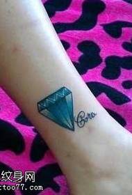 Patrón de tatuaje de diamante de color de pierna