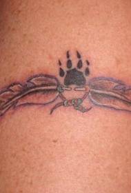 Stampa zampa nera e motivo tatuaggio piuma sulle gambe