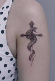 9-shpatë me temë model tatuazhi me kombinim të rastit me krahë dhe viça