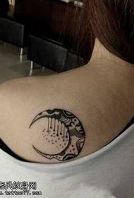 Padrão de tatuagem de totem de lua ombro