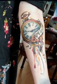 Deformēts pulksteņa tetovējums: 9 radoši izkropļoti pulksteņa tetovējumi