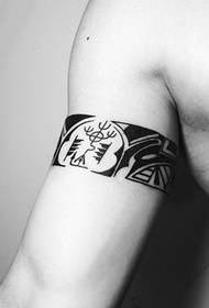 Stylish and handsome men's armband tattoo