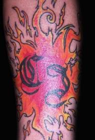 Flames de colors i patró de tatuatge de lletres