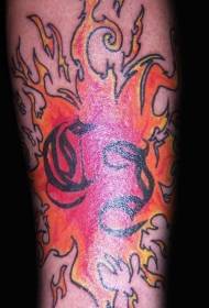 Barvni plameni in črk vzorca tatoo