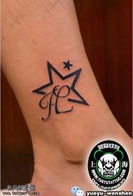 Charakterio penkiakampė žvaigždės tatuiruotė ant kulkšnies