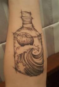 Siswi lengan pada titik abu-abu hitam sketsa botol garis geometris dan gambar tato gelombang