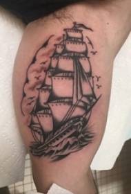 Jonges earms op swartgriis Sketch Sting Tips Creative Sailing Tattoo Picture