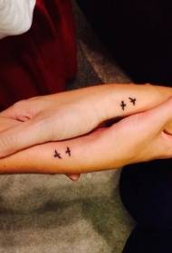 Hand symboliseert vriendschap birdie tattoo patroon