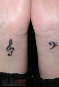 Polso femminile su linea nera arte creativa note musicali piccoli disegni di tatuaggi